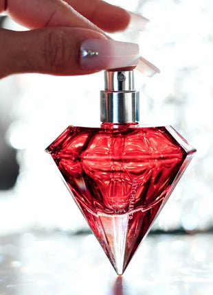 Ein lebendiger roter diamantsförmiger parfumspray mit silberner düse und maybach gravur für sie 30 ml