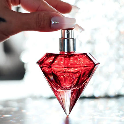 Ein lebendiger roter diamantsförmiger parfumspray mit silberner düse und maybach gravur für sie 30 ml
