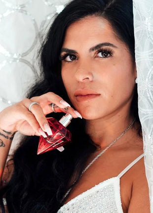 Ein lebendiger roter facettierter glasparfümflakon mit silbernem deckel und tom ford marke für eye of love matchmaker red diamond lgbtq parfüm pheromone für sie 30 ml