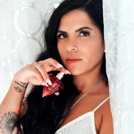 Ein lebendiger roter facettierter glasparfümflakon mit silbernem deckel und tom ford marke für eye of love matchmaker red diamond lgbtq parfüm pheromone für sie 30 ml