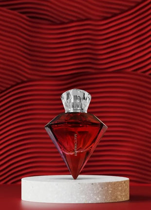 Eine auffällige rote diamantförmige parfümflasche mit facettiertem kristallverschluss namens matchmaker für sie