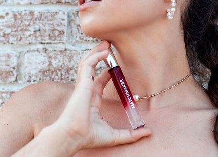 Ein transparenter roter rollerball mit metallkappe namens matchmaker aus der eye of love red diamond parfüm serie 10 ml