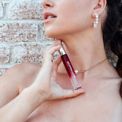 Ein transparenter roter rollerball mit metallkappe namens matchmaker aus der eye of love red diamond parfüm serie 10 ml