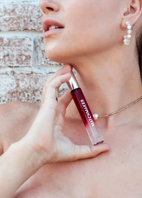 Ein transparenter roter rollerball mit metallkappe namens matchmaker aus der eye of love red diamond parfüm serie 10 ml