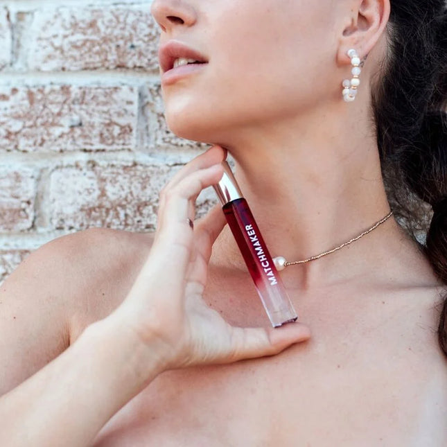 Ein transparenter roter rollerball mit metallkappe namens matchmaker aus der eye of love red diamond parfüm serie 10 ml
