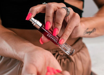 Ein eleganter transparenter glas-flakon mit silberner sprühdüse und schwarzem label matchmaker für eye of love parfum 10 ml