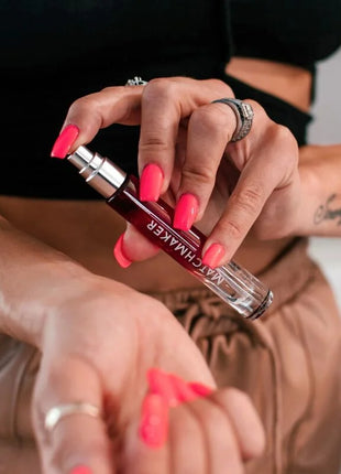 Ein eleganter transparenter glas-flakon mit silberner sprühdüse und schwarzem label matchmaker für eye of love parfum 10 ml