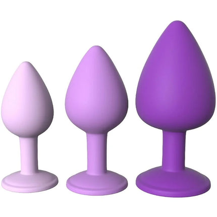 Set aus drei violetten medizinischem silikon analplugs in verschiedenen größen für anale stimulation