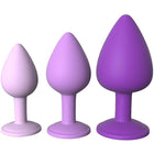 Set aus drei violetten medizinischem silikon analplugs in verschiedenen größen für anale stimulation