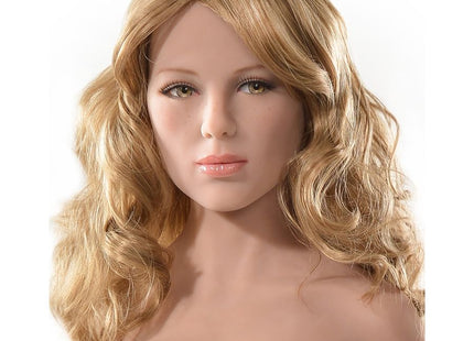 Ein realistischer silikon-kopf der dildo-puppe mandy mit blonden welligen haaren und natürlichem hautton von fetish fantasy extreme pipedream ultimate fantasy dolls