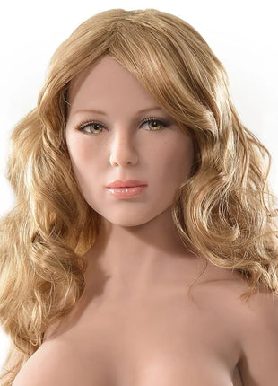 Ein realistischer silikon-kopf der dildo-puppe mandy mit blonden welligen haaren und natürlichem hautton von fetish fantasy extreme pipedream ultimate fantasy dolls