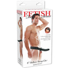 Schwarzer 19 cm hohl strap-on dildo aus dem fetish fantasy series in einer weißen box mit rotem branding