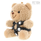 Ein kuscheliger brauner teddybär mit schwarzem lederharness und silberfarbenen schnallen im fetish submissive stil