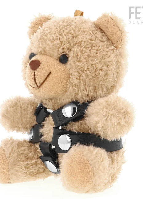 Ein kuscheliger brauner teddybär mit schwarzem lederharness und silberfarbenen schnallen im fetish submissive stil