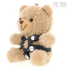 Ein kuscheliger brauner teddybär mit schwarzem lederharness und silberfarbenen schnallen im fetish submissive stil