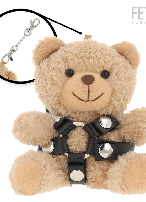 Ein plüschiger brauner teddyär mit schwarzem ledergeschirr und silbernen metallbeschlägen für bdsm model 4