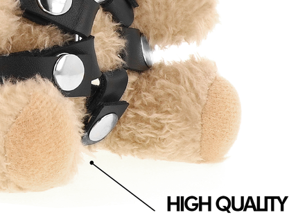 Schwarzes veganes lederharnisch mit silbernen metallverschlüssen am braunen kuscheligen bongo teddybär bdsm modell 4