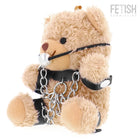 Ein beige plüschteddy mit schwarzen lederriemen silberketten und perlenknebel im fetisch submissive foZZie teddyBär bdsm modell 3