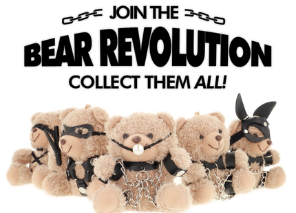 Fetisch submissiver beige plüschbär sammelset mit schwarzen lederähnlichen harnesses ketten und masken