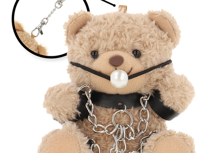 Ein plüschiger beiger fetisch submissive fozzie teddybär mit schwarzen lederriemen perlen-nasenring und silberketten