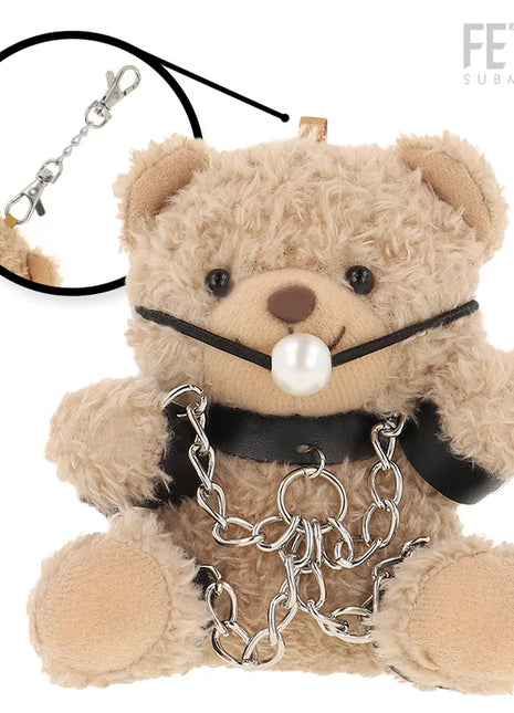 Ein plüschiger beiger fetisch submissive fozzie teddybär mit schwarzen lederriemen perlen-nasenring und silberketten