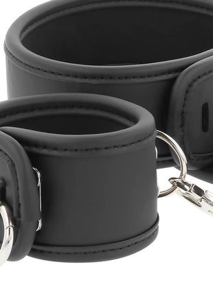 FETISH SUBMISSIVE - HALSKETTE UND HANDSCHELLEN AUS VEGANEM LEDER MIT NOPRENE-FUTTER - Handschellen für Frauen