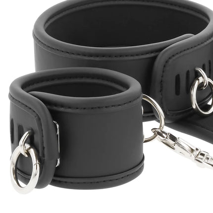 FETISH SUBMISSIVE - HALSKETTE UND HANDSCHELLEN AUS VEGANEM LEDER MIT NOPRENE-FUTTER - Handschellen für Frauen