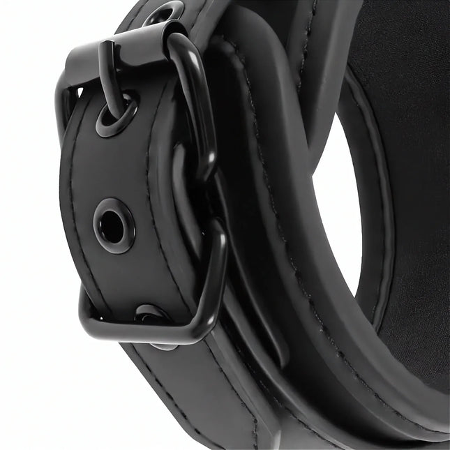 FETISH SUBMISSIVE – Handschellen aus veganem Leder mit Neopren-Futter & Griff - Handfesseln
