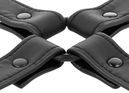 Schwarze handschellenverbindung aus veganem leder mit nähte und metallknopfbefestigungen