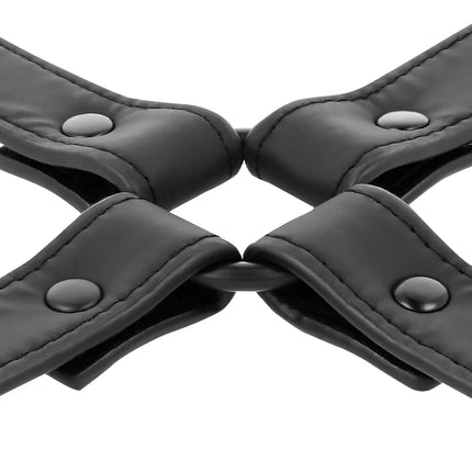 Schwarze handschellenverbindung aus veganem leder mit nähte und metallknopfbefestigungen