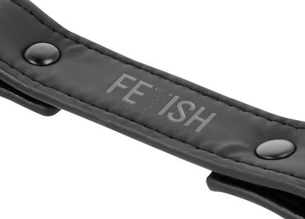 Schwarzes veganes leder handschellenverbindung mit silbernen metallnieten und geprägtem feish branding