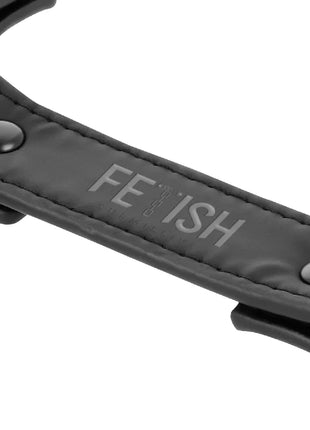 Schwarzes veganes leder handschellenverbindung mit silbernen metallnieten und geprägtem feish branding