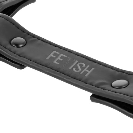 Schwarzes veganes leder handschellenverbindung mit silbernen metallnieten und geprägtem feish branding