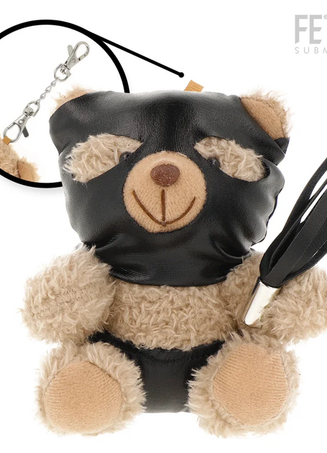 Black ledermaske bedeckter teddy mit hellbraunem fell und lächelndem gesicht hält schwarzen peitsche für bdsm spielzeug