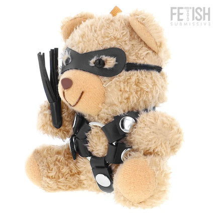 Ein beiger plüsch-teddybär mit schwarzer ledermaske und harness hält einen schwarzen lederflogger, fetish submissive modell 2