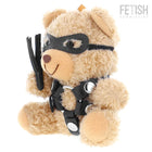 Ein beiger plüsch-teddybär mit schwarzer ledermaske und harness hält einen schwarzen lederflogger, fetish submissive modell 2