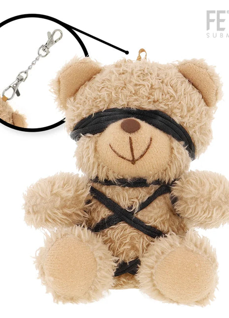 Ein beiger plüsch teddy mit schwarzen stoffriemen am gesicht und körper im fetish submissive winnie teddybär bdsm modell 6
