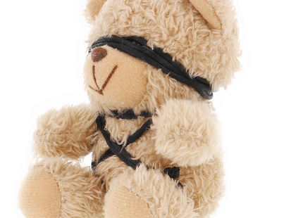 Ein plüschiger beiger teddy mit lockigem fell und schwarzen stoffriemen im fetish submissive winnie teddybär modell 6