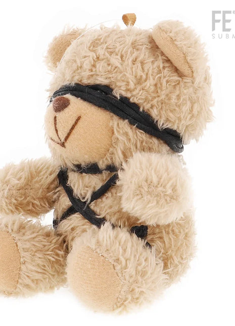 Ein plüschiger beiger teddy mit lockigem fell und schwarzen stoffriemen im fetish submissive winnie teddybär modell 6