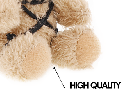 Ein plüschiger beiger winnie teddybär mit lockigem fell und schwarzen veganen lederriemen im bdsm modell 6