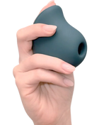Ein glänzender, matt-türkisfarbener silikon-handmassager mit ergonomischem design und abgerundetem loch von fun factory