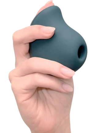 Ein glänzender, matt-türkisfarbener silikon-handmassager mit ergonomischem design und abgerundetem loch von fun factory