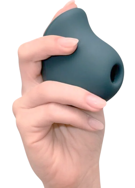 Ein glänzender, matt-türkisfarbener silikon-handmassager mit ergonomischem design und abgerundetem loch von fun factory