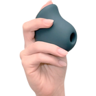 Ein glänzender, matt-türkisfarbener silikon-handmassager mit ergonomischem design und abgerundetem loch von fun factory