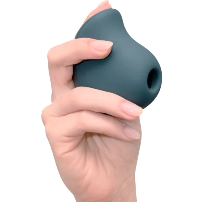 Ein glänzender, matt-türkisfarbener silikon-handmassager mit ergonomischem design und abgerundetem loch von fun factory