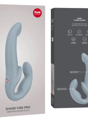Hellblauer silikon doppelvibrator fun factory share vibe pro mit vibrationsfunktion im frontansicht