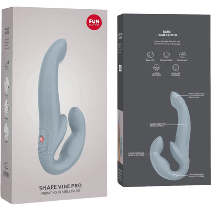 Hellblauer silikon doppelvibrator fun factory share vibe pro mit vibrationsfunktion im frontansicht