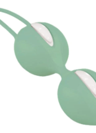 Ein mintgrünes silikon-doppel-blasen vaginalgewicht mit weißen innerkammern von fun factory smartballs duo