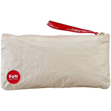 Beige spielzeugtasche aus recyceltem stoff mit rotem reißverschlusspuller und rundem fun factory logo patch