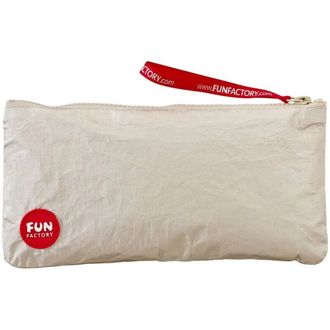 Beige spielzeugtasche aus recyceltem stoff mit rotem reißverschlusspuller und rundem fun factory logo patch